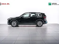 Svart Begagnad 2022 BMW iX1 SUV | 429 900 kr (Marknadspris)