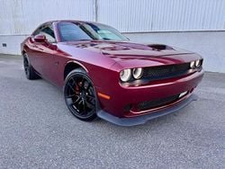 Mörkröd (röd) Begagnad 2018 Dodge Challenger Sportkupé | 399 900 kr (Marknadspris)