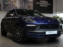 Mörkblå (gentian blue metallic) Begagnad 2023 Porsche Macan SUV | 675 000 kr (Marknadspris)