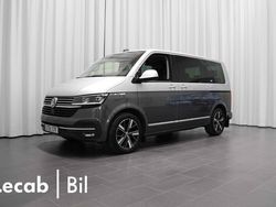 Flerfärgad (grå) Begagnad 2022 VW Multivan Minibuss | 599 500 kr (Marknadspris)