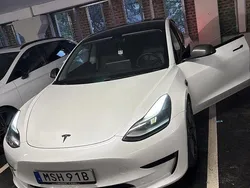 Vit Begagnad 2021 Tesla Model 3 Standard Range Plus Sedan | 269 900 kr (Marknadspris)