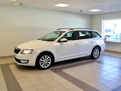 Vit Begagnad 2014 Skoda Octavia Kombi | 99 900 kr (Marknadspris)