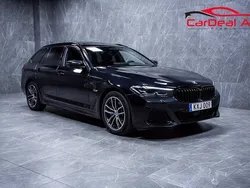 Svart Begagnad 2022 BMW 530e M Sport Kombi | 384 800 kr (Marknadspris)