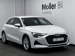 Vit (glaciärvit metallic) Begagnad 2025 Audi A3 Sportback Proline Halvkombi | 299 900 kr (Marknadspris)