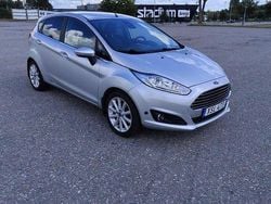Grå Begagnad 2015 Ford Fiesta Titanium Halvkombi | 79 000 kr (Marknadspris)