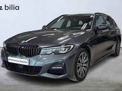 Grå (mineralgrå metallic) Begagnad 2021 BMW 330e M Sport Kombi | 339 900 kr (Lite dyr)