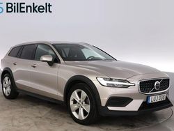 Ljusgrå Begagnad 2022 Volvo V60 CC Core Kombi | 354 900 kr (Marknadspris)