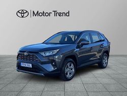 Mörkgrå (grå) Begagnad 2024 Toyota RAV4 Hybrid Active SUV | 429 900 kr (Marknadspris)