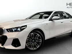 Vit (white) Begagnad 2025 BMW 530e Comfort Edition Sedan | 628 700 kr (Superpris)