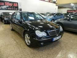Svart Begagnad 2003 Mercedes C320 Sedan | 39 900 kr