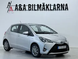 Silver Begagnad 2018 Toyota Yaris Hybrid Active Halvkombi | 139 900 kr (Marknadspris)