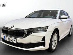 Vit Begagnad 2025 Skoda Octavia Selection Kombi | 304 900 kr (Marknadspris)