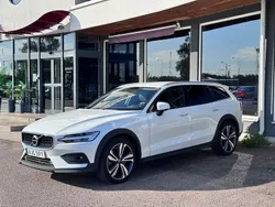 Vit Begagnad 2019 Volvo V60 CC Momentum Kombi | 279 900 kr (Marknadspris)