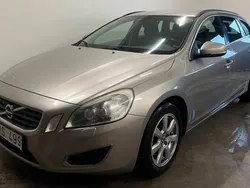 Ljusbrun (brun) Begagnad 2011 Volvo V60 Momentum Kombi | 69 900 kr (Marknadspris)