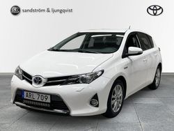 Vit Begagnad 2014 Toyota Auris Hybrid Edition Halvkombi | 150 000 kr (Marknadspris)