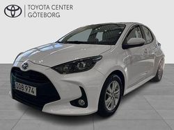 Vit Begagnad 2022 Toyota Yaris Hybrid Active Halvkombi | 214 900 kr (Marknadspris)