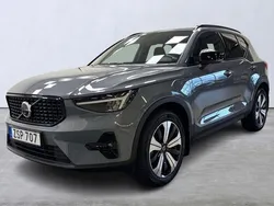 Grå Begagnad 2023 Volvo XC40 Plus SUV | 379 900 kr (Marknadspris)