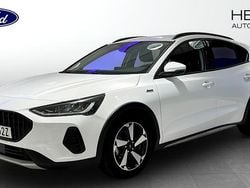 Vit Begagnad 2023 Ford Focus Active Halvkombi | 214 900 kr (Marknadspris)
