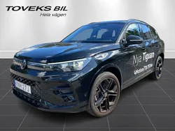 Svart (grenadilla black metallic) Begagnad 2025 VW Tiguan R-line SUV | 579 900 kr