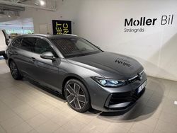 Mörkgrå (diabase grey metallic) Ny 2025 VW Passat R-line Kombi | 556 400 kr (Marknadspris)