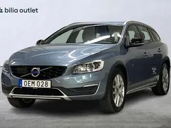 Ljusblå Begagnad 2016 Volvo V60 CC Summum Kombi | 204 900 kr (Marknadspris)