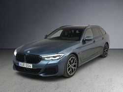 Blå (arctic race blue) Begagnad 2022 BMW 530e M Sport Kombi | 429 900 kr (Marknadspris)