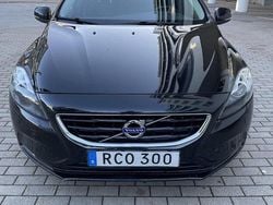 Svart Begagnad 2016 Volvo V40 Momentum Halvkombi | 165 000 kr (Marknadspris)