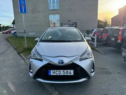 Silver Begagnad 2018 Toyota Yaris Hybrid Active Halvkombi | 119 900 kr (Marknadspris)