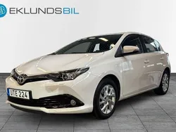 Vit Begagnad 2015 Toyota Auris Active Halvkombi | 129 700 kr (Marknadspris)