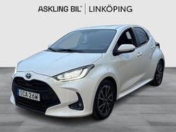 Vit Begagnad 2022 Toyota Yaris Hybrid Halvkombi | 209 000 kr (Marknadspris)