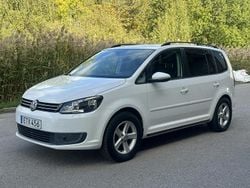 Vit Begagnad 2015 VW Touran Minibuss | 99 900 kr (Bra pris)