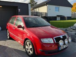 Röd Begagnad 2004 Skoda Fabia Halvkombi | 20 000 kr (Marknadspris)