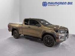 Grön (oxide bronze metallic ) Begagnad 2023 Toyota HiLux Pickup | 561 250 kr (Bra pris)