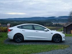 Vit Begagnad 2021 Tesla Model 3 Long Range AWD Sedan | 300 000 kr (Marknadspris)