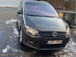 Grå Begagnad 2011 VW Sharan Minibuss | 119 900 kr (Marknadspris)