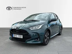 Grön Ny 2025 Toyota Yaris Hybrid Active Halvkombi | 274 900 kr (Marknadspris)