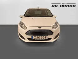 Vit Begagnad 2014 Ford Fiesta Titanium Halvkombi | 94 800 kr (Marknadspris)
