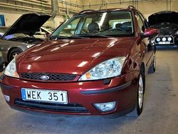 Mörkröd (vinröd) Begagnad 2004 Ford Focus Ghia Kombi | 29 900 kr (Bra pris)