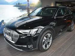 Svart Begagnad 2022 Audi e-tron Proline SUV | 419 000 kr (Marknadspris)