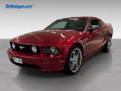Röd Begagnad 2005 Ford Mustang GT Fastback Sportkupé | 199 000 kr