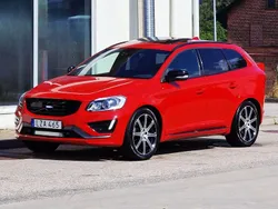 Röd Begagnad 2015 Volvo XC60 R-Design SUV | 179 900 kr (Marknadspris)