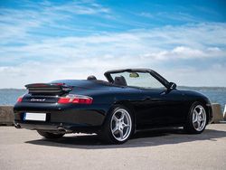 Svart Begagnad 2004 Porsche 911 Carrera 4 Cabriolet Cab | 465 000 kr