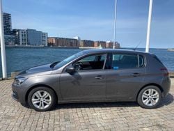 Grå (gråmetallick ) Begagnad 2019 Peugeot 308 Active Halvkombi | 129 000 kr (Marknadspris)
