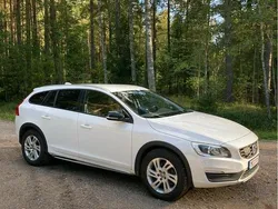 Vit Begagnad 2016 Volvo V60 CC Momentum Kombi | 199 000 kr (Superpris)