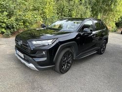 Svart Begagnad 2022 Toyota RAV4 Hybrid SUV | 245 000 kr