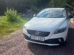 Vit Begagnad 2015 Volvo V40 CC Momentum Kombi | 109 000 kr (Marknadspris)