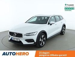 Vit Begagnad 2019 Volvo V60 CC Momentum Kombi | 256 000 kr (Marknadspris)
