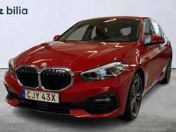 Röd Begagnad 2022 BMW 118 Sport Line Halvkombi | 259 000 kr (Marknadspris)