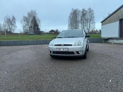 Ljusgrå Begagnad 2002 Ford Fiesta Halvkombi | 24 900 kr (Marknadspris)