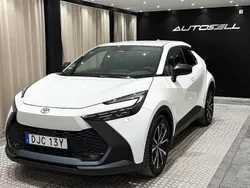 Vit Begagnad 2023 Toyota C-HR Style SUV | 299 900 kr (Marknadspris)